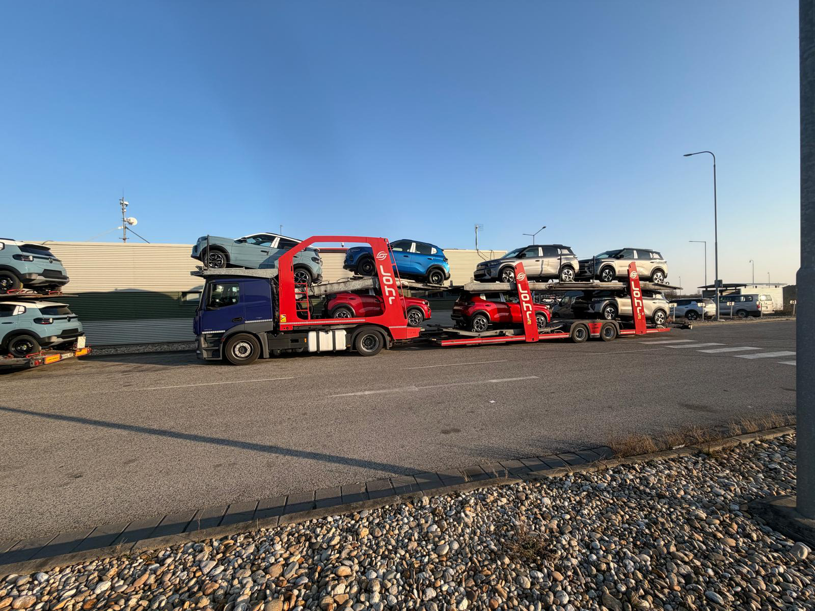 Transport auto profesionist cu platformă modernă pentru curse naționale și internaționale